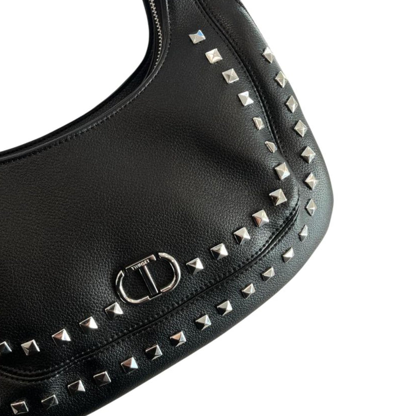 Borsa a spalla nera con borchie quadrate argentate