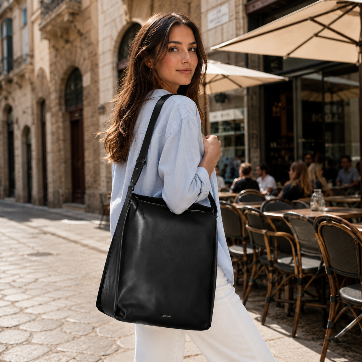 Borsa Nera Shopper a Spalla dalla Linea Pulita