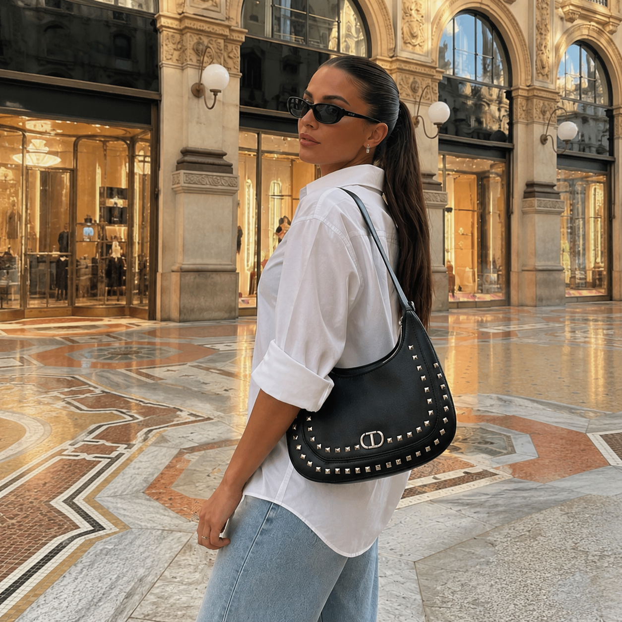 Borsa a spalla nera con borchie quadrate argentate