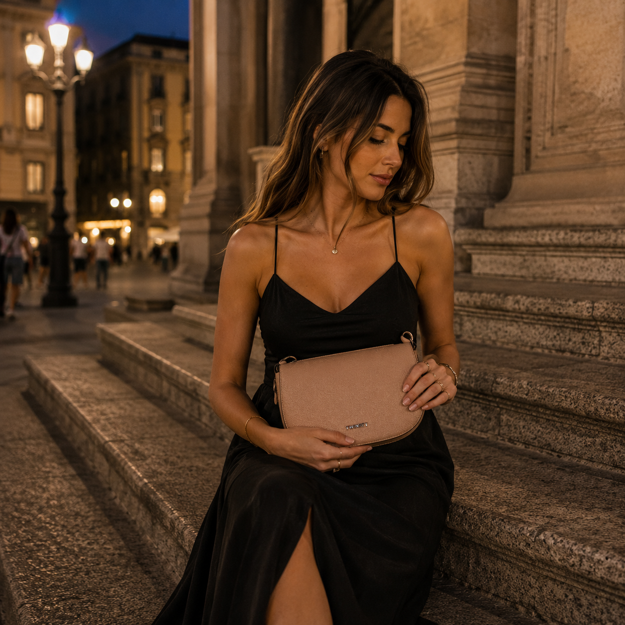 Borsa a spalla color rosa antico con logo argento
