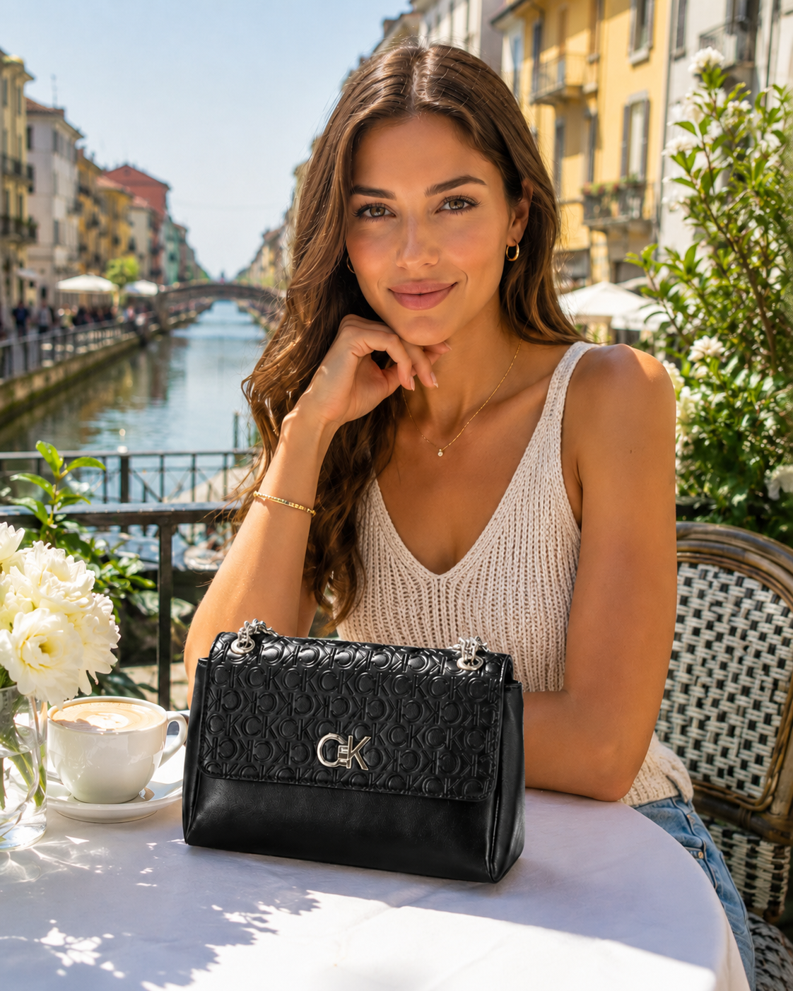 Borsa a Spalla e Tracolla Nera con Motivo Monogramma in Rilievo