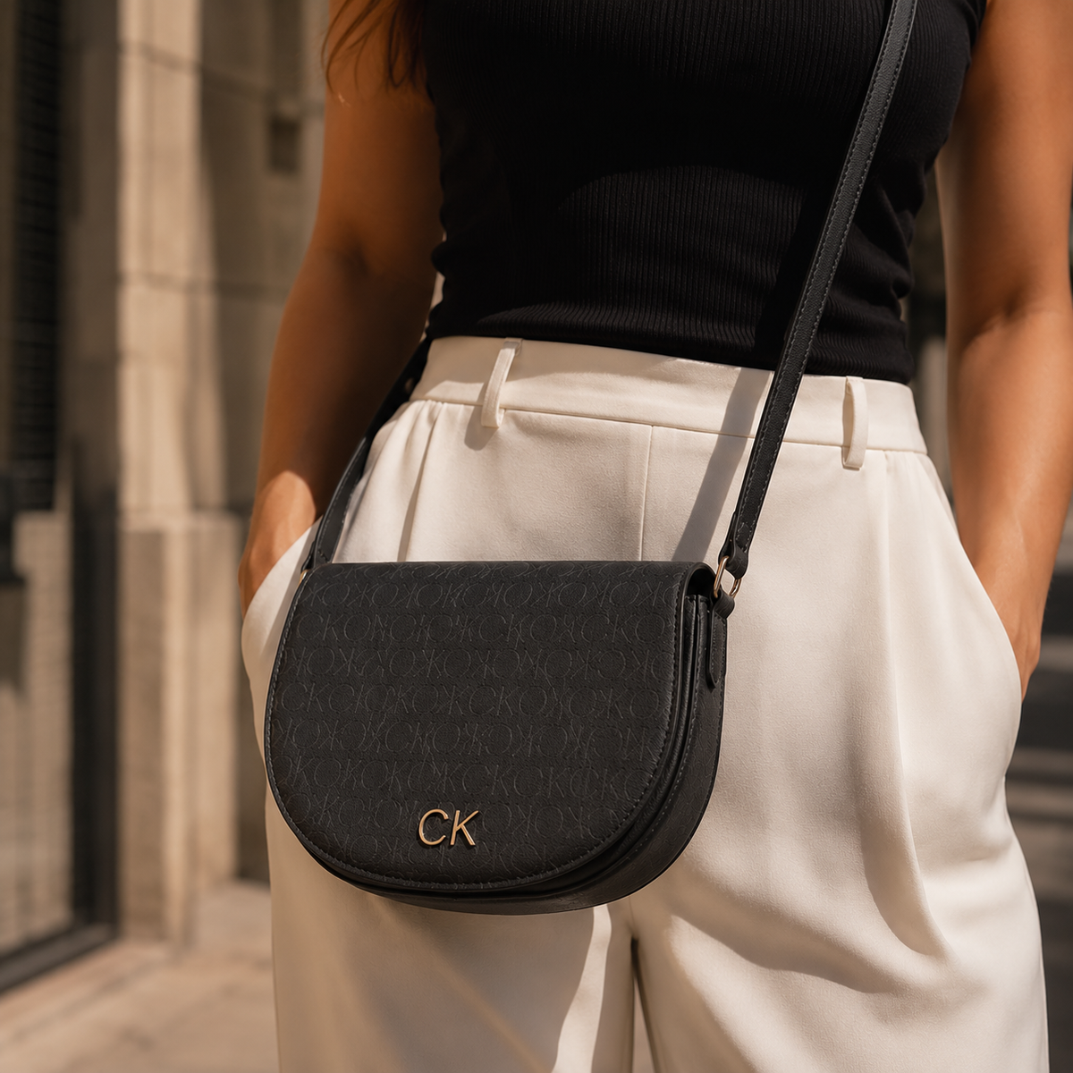 Rounded Crossbody bag - Black